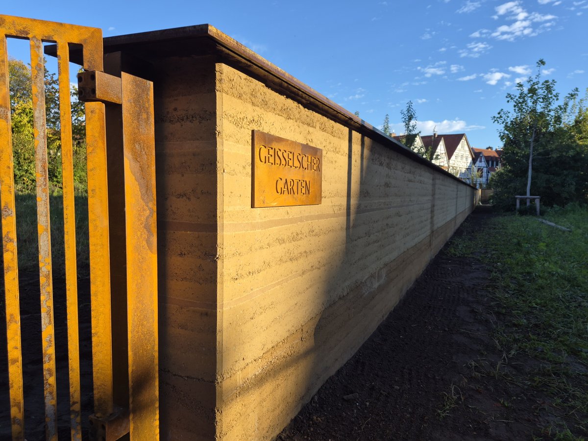 Wohnraum mit Stampflehmoberfläche