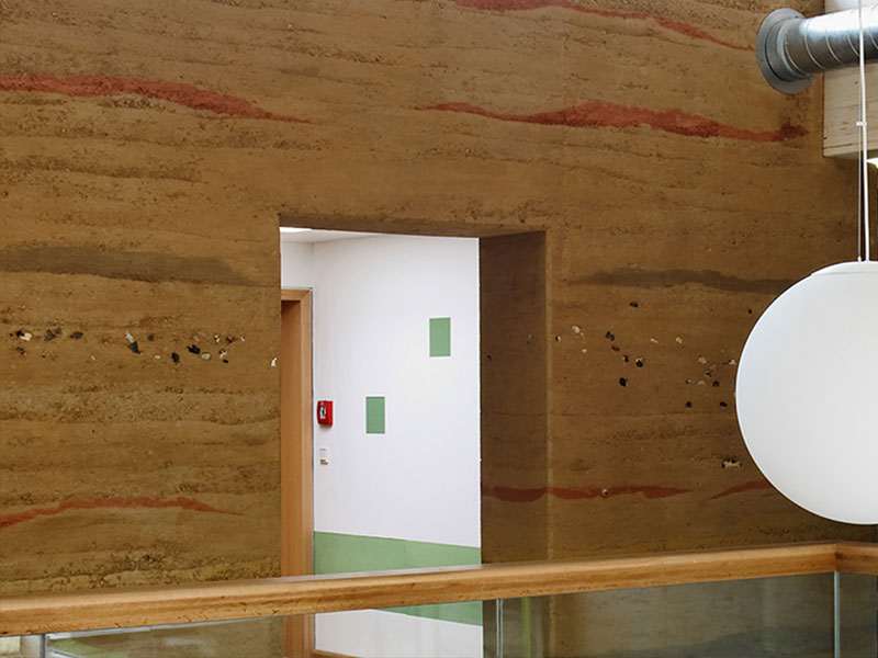 Wohnraum mit Stampflehmoberfläche