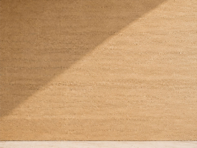 Fertig retuschierte Stampflehm-Vorsatzschale